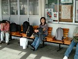 上諏訪駅ホームで、新宿行き「特急梓」待ち。